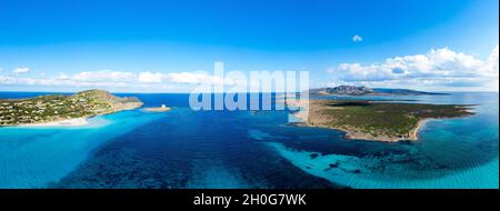 Blick von oben, Luftaufnahme, atemberaubender Panoramablick auf den Strand von La Pelosa und die von türkisblauem, kristallklarem Wasser umspülte Insel Asinara. Stockfoto