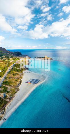 Blick von oben, Luftaufnahme, atemberaubender Panoramablick auf den Strand von La Pelosa, der von einem türkisfarbenen, kristallklaren Wasser durchflutet wird. Stockfoto