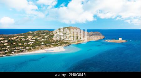 Blick von oben, atemberaubende Luftaufnahme des Strandes von La Pelosa, der von einem türkisfarbenen, kristallklaren Wasser durchflutet ist. Spiaggia La Pelosa, Stintino, Sardinien. Stockfoto