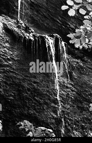 Kleiner Wasserfall im Kaukasus Stockfoto