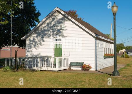 Amboy, Illinois - Vereinigte Staaten - 28. September 2021: Das Palmer Schoolhouse, erbaut 1924, an einem schönen sonnigen Morgen. Stockfoto