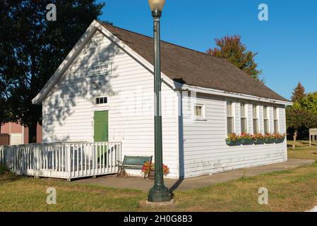 Amboy, Illinois - Vereinigte Staaten - 28. September 2021: Das Palmer Schoolhouse, erbaut 1924, an einem schönen sonnigen Morgen. Stockfoto