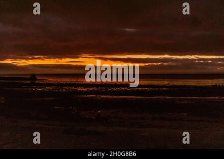 Halfmoon Bay Heysham Lancashire, Großbritannien. Oktober 2021. Blick in die Irische See von der Half Moon Bay Heysham nach der Dämmerung Kredit: PN News/Alamy Live News Stockfoto