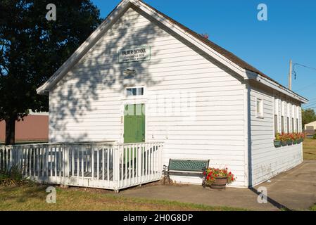 Amboy, Illinois - Vereinigte Staaten - 28. September 2021: Das Palmer Schoolhouse, erbaut 1924, an einem schönen sonnigen Morgen. Stockfoto