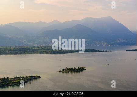 Blick von Rocca di Manerba auf den schönen Gardasee, Brescia, Italien - Reiseziel Stockfoto