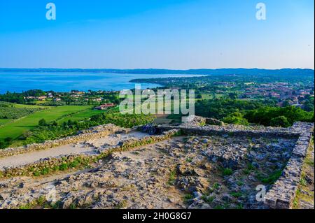 Blick von Rocca di Manerba auf den schönen Gardasee, Brescia, Italien - Reiseziel Stockfoto