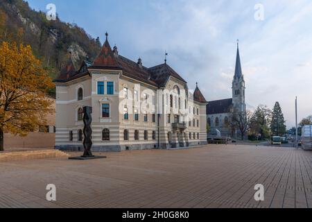 Regierungsgebäude von Liechtenstein (Regierungsgebaude) und St.-Florin-Kathedrale - Vaduz, Liechtenstein Stockfoto