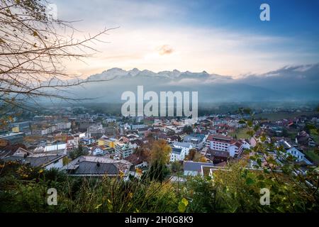 Luftaufnahme von Vaduz bei Sonnenuntergang mit Appenzeller Alpen im Hintergrund - Vaduz, Liechtenstein Stockfoto