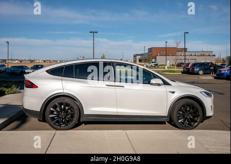 Medicine hat, Alberta - 8. Oktober 2019: Das Tesla Model X Elektroauto wird an einer charing-Station des Hotels aufgeladen. Stockfoto