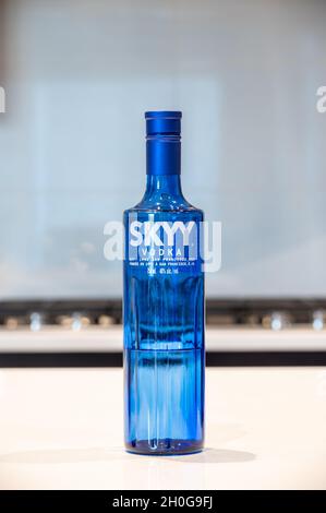 Calgary, Alberta - 8. Oktober 2021: Flasche Skyy Vodka in einer weißen Küche Stockfoto