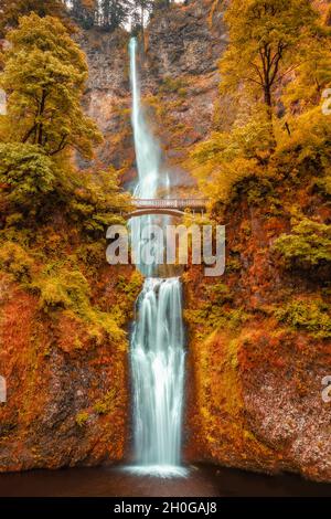 Die Multnomah Falls, ein Wasserfall an einem historischen Flussautobahn in Oregon Stockfoto