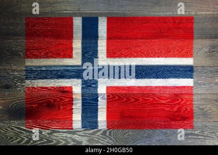 Eine Norwegen-Flagge auf rustikalem alten Holz-Oberfläche Hintergrund Stockfoto