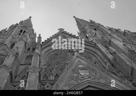 Low-Angle-Aufnahme der St. Patrick's Cathedral in Graustufen Stockfoto