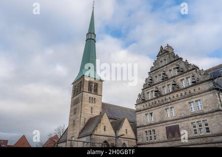 Marktkirche St. Nicolai und Hochzeitshaus - Hameln, Niedersachsen, Deutschland Stockfoto