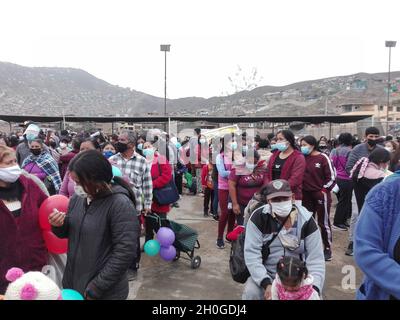 Lima, Peru. Oktober 2021. (INT) die Bewohner von Lima erhalten Grundnahrungskörbe aus dem peruanischen Sozialprogramm Qaliwarma. 12. Oktober 2021, Lima, Peru: Bewohner des Viertels Villa Maria del Triunfo in der Stadt Lima erhalten in einer Situation der Verwundbarkeit am Dienstag (12) aus dem Qaliwarma-Sozialprogramm des peruanischen Ministerium für Entwicklung und Integration Sozial verderbliche Lebensmittelkörbe (Bildnachweis: © Naldy Castillo Gomez/TheNEWS2 über ZUMA Press Wire) Stockfoto