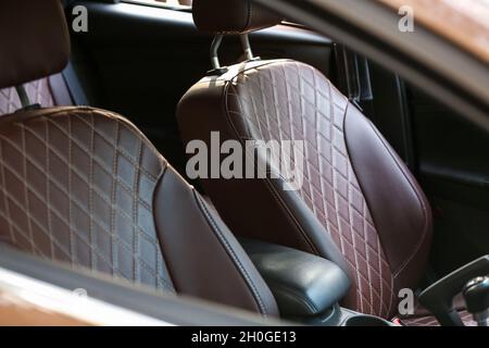 Braune Ledersitze im modernen Auto Stockfoto