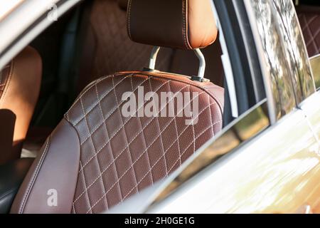 Brauner Ledersitz im modernen Auto Stockfoto