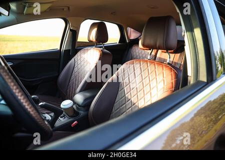 Vordersitze aus Leder im modernen Auto Stockfoto