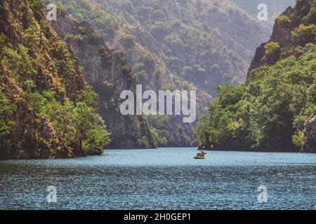 Blick auf den See in der Matka-Schlucht in der Nähe von Skopje, Republik Nordmakedonien. Kajak auf dem See Stockfoto