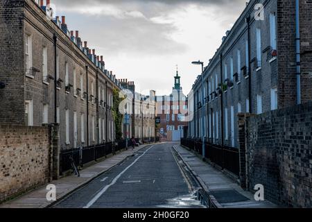 Straße von Reihenhäusern oder Häusern in der Stadt cambridge. Reihenhäuser im Abendlicht, Reihenhäuser auf einer alten Vintage-Straße in cambridge Stockfoto