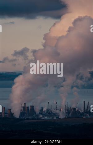 Blick auf die petrochemischen Werke von Grangemouth und die große Rauchwolke. Raffinerie aus den Bathgate Hills. Der Firth of Forth. Grangemouth, Schottland Stockfoto