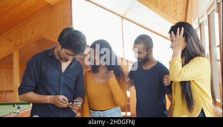 Eine Gruppe junger Inder, die zusammen hingen Stockfoto