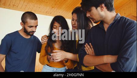Indische Freunde hängen zusammen Stockfoto