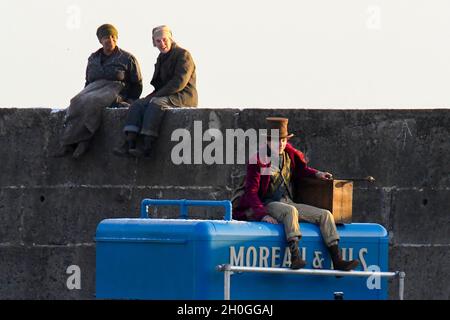 Lyme Regis, Dorset, Großbritannien. Oktober 2021. Szenen für den neuen Wonka-Film mit Timothée Chalamet, der heute Nachmittag im Hafen von Cobb bei Lyme Regis in Dorset gedreht wird. Timothée Chalamet, der den jungen Willy Wonka spielt, wird auf einem Van-Dach reiten sehen. Bildnachweis: Graham Hunt/Alamy Live News Stockfoto