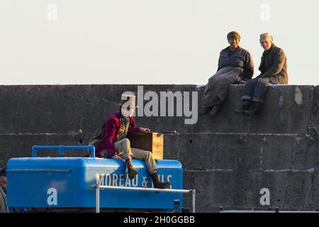 Lyme Regis, Dorset, Großbritannien. Oktober 2021. Szenen für den neuen Wonka-Film mit Timothée Chalamet, der heute Nachmittag im Hafen von Cobb bei Lyme Regis in Dorset gedreht wird. Timothée Chalamet, der den jungen Willy Wonka spielt, wird auf einem Van-Dach reiten sehen. Bildnachweis: Graham Hunt/Alamy Live News Stockfoto