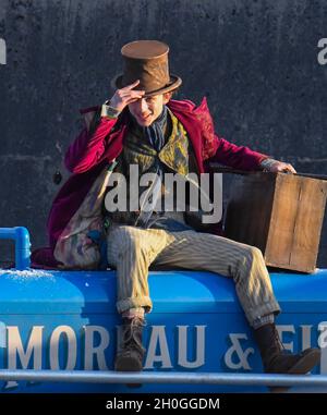 Lyme Regis, Dorset, Großbritannien. Oktober 2021. Szenen für den neuen Wonka-Film mit Timothée Chalamet, der heute Nachmittag im Hafen von Cobb bei Lyme Regis in Dorset gedreht wird. Timothée Chalamet, der den jungen Willy Wonka spielt, wird auf einem Van-Dach reiten sehen. Bildnachweis: Graham Hunt/Alamy Live News Stockfoto