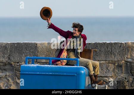 Lyme Regis, Dorset, Großbritannien. Oktober 2021. Szenen für den neuen Wonka-Film mit Timothée Chalamet, der heute Nachmittag im Hafen von Cobb bei Lyme Regis in Dorset gedreht wird. Timothée Chalamet, der den jungen Willy Wonka spielt, wird auf einem Van-Dach reiten sehen. Bildnachweis: Graham Hunt/Alamy Live News Stockfoto