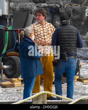 Lyme Regis, Dorset, Großbritannien. Oktober 2021. Szenen für den neuen Wonka-Film mit Timothée Chalamet, der im Hafen von Cobb bei Lyme Regis in Dorset gedreht wird. Regisseur Paul King am Set. Bildnachweis: Graham Hunt/Alamy Live News Stockfoto