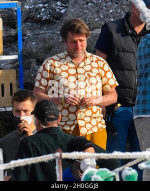 Lyme Regis, Dorset, Großbritannien. Oktober 2021. Szenen für den neuen Wonka-Film mit Timothée Chalamet, der im Hafen von Cobb bei Lyme Regis in Dorset gedreht wird. Regisseur Paul King am Set. Bildnachweis: Graham Hunt/Alamy Live News Stockfoto