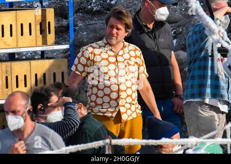 Lyme Regis, Dorset, Großbritannien. Oktober 2021. Szenen für den neuen Wonka-Film mit Timothée Chalamet, der im Hafen von Cobb bei Lyme Regis in Dorset gedreht wird. Regisseur Paul King am Set. Bildnachweis: Graham Hunt/Alamy Live News Stockfoto