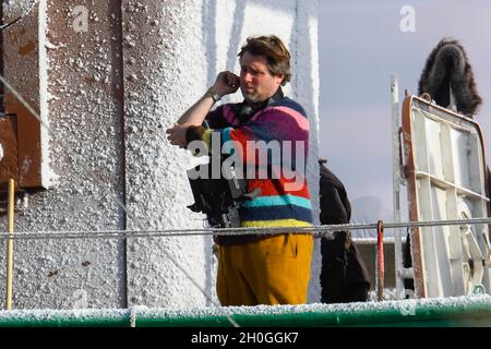 Lyme Regis, Dorset, Großbritannien. Oktober 2021. Szenen für den neuen Wonka-Film mit Timothée Chalamet, der im Hafen von Cobb bei Lyme Regis in Dorset gedreht wird. Regisseur Paul King am Set. Bildnachweis: Graham Hunt/Alamy Live News Stockfoto