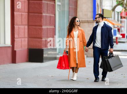 Paar mit Einkaufstaschen auf der City Street Stockfoto