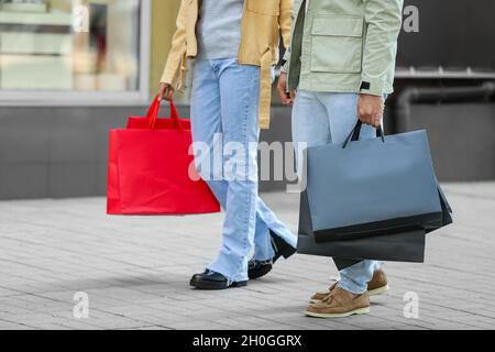 Paar mit Einkaufstaschen auf der City Street Stockfoto