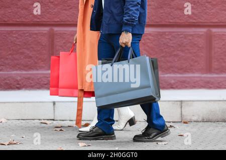 Paar mit Einkaufstaschen auf der City Street Stockfoto