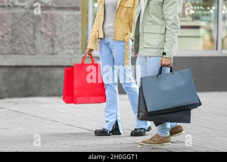 Paar mit Einkaufstaschen auf der City Street Stockfoto