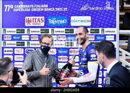 Trient, Italien. Oktober 2021. Matey Kaziyski MVP des Spiels ( Verona Volley) während der ITAS Trentino vs Volley Verona, Volleyball Italienische Serie A Männer Superliga Meisterschaft in Trient, Italien, Oktober 12 2021 Quelle: Independent Photo Agency/Alamy Live News Stockfoto