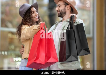 Paar mit Einkaufstaschen auf der City Street Stockfoto