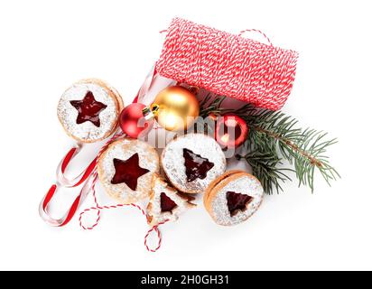 Leckere Linzer Kekse mit weihnachtlichem Dekor auf weißem Hintergrund Stockfoto