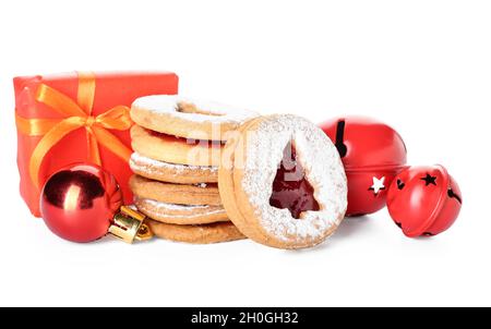 Leckere Linzer Kekse mit weihnachtlichem Dekor auf weißem Hintergrund Stockfoto