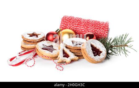 Leckere Linzer Kekse mit weihnachtlichem Dekor auf weißem Hintergrund Stockfoto