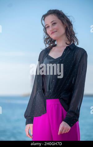 Cannes, Frankreich, 12. Oktober 2021, DOMINIQUE DEVENPORT (Schauspielerin) beim Photo-Call für SISI während der MIPCOM 2021 - The World’s Entertainment Content Market und der 4rd Canneseries - International Series Festival © ifnm Press / Alamy Live News Stockfoto