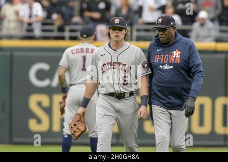 Chicago, Usa. Oktober 2021. Der Houston Astros-Mittelfeldspieler Jake Meyers (6) tritt mit dem Houston Astros-Manager Dusty Baker Jr. (12) vom Feld, nachdem er sich beim zweiten Inning von Spiel vier der MLB ALDS gegen das Chicago White Sox at Guaranteed Rate Field am Dienstag, den 12. Oktober 2021, in Chicago, IL, verletzt hat. Foto von Mark Black/UPI Credit: UPI/Alamy Live News Stockfoto