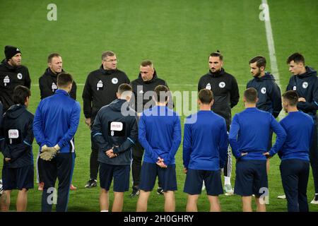 Nicht exklusiv: Die Spieler der Fußballnationalmannschaft von Bosnien und Herzegowina werden während des offenen Trainings vor der FIFA Fußball-Weltmeisterschaft 2022 qua abgebildet Stockfoto