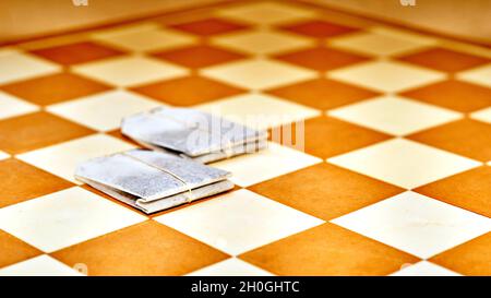 Zwei Pakte fröhlichen Tees auf einem Schachbrett Stockfoto