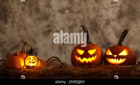 Geschnitzte Kürbisse für Halloween und Laterne auf unscharfem Hintergrund Stockfoto