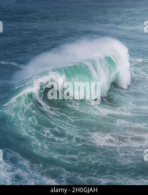 Krachende Welle im Ozean Stockfoto